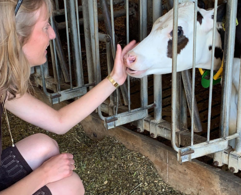 Isabell Huber mit Kalb in Bad Wimpfen